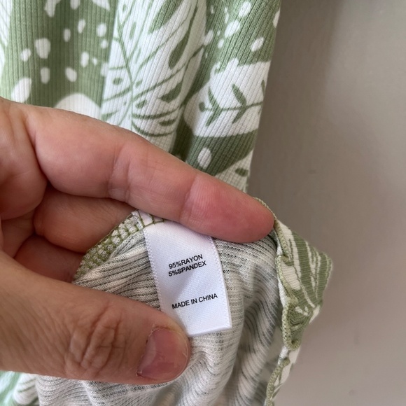 UGG Koolaburra Green Tropical Blouse Stretch Top Short Sleeve Size L - Picture 6 of 6